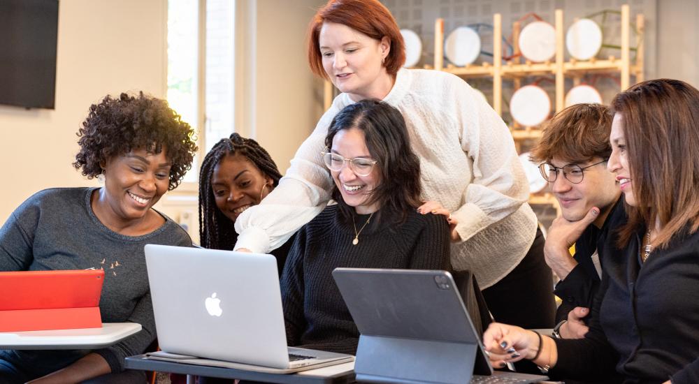 Travail en groupe - étudiants en Bachelor