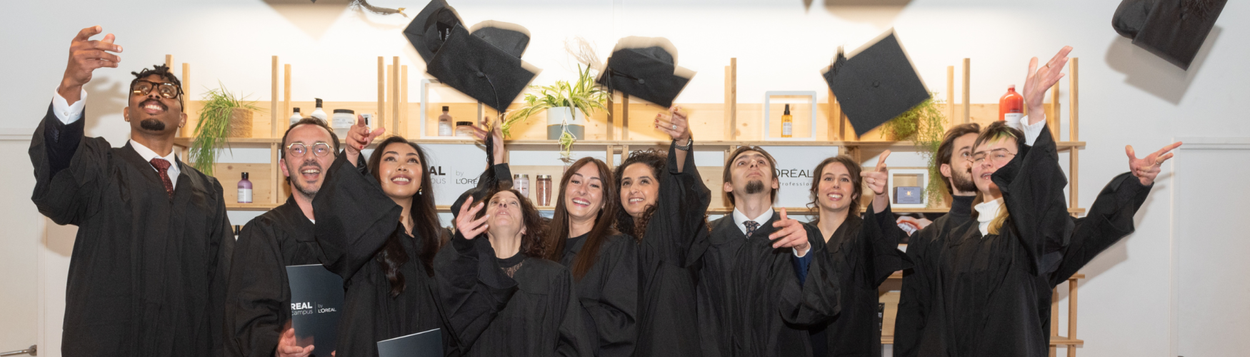 Lancer de chapeau à la remise des diplômes