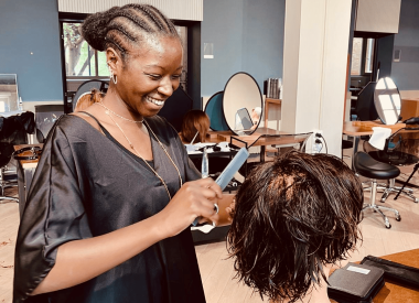 étudiante en formation coiffure