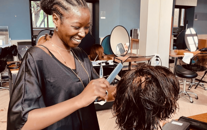 étudiante en formation coiffure