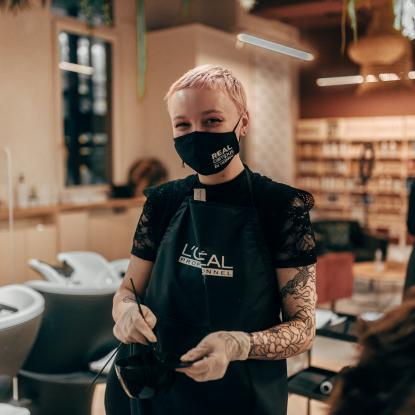 Etudiante au Salon