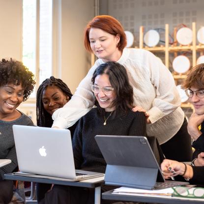 Travail en groupe - étudiants en Bachelor